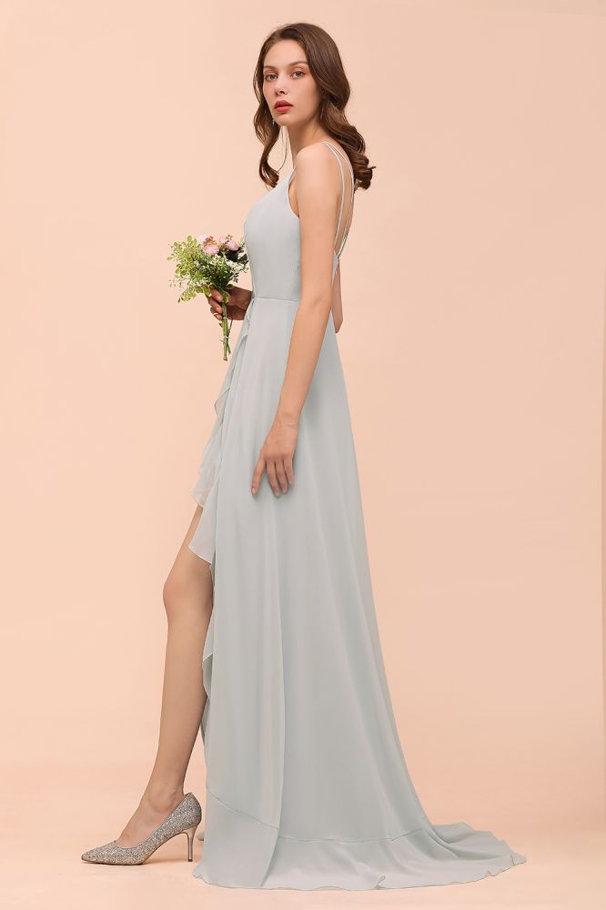 Vestido de dama de honor gris con escote en V espagueti y volantes para fiesta de boda en la playa