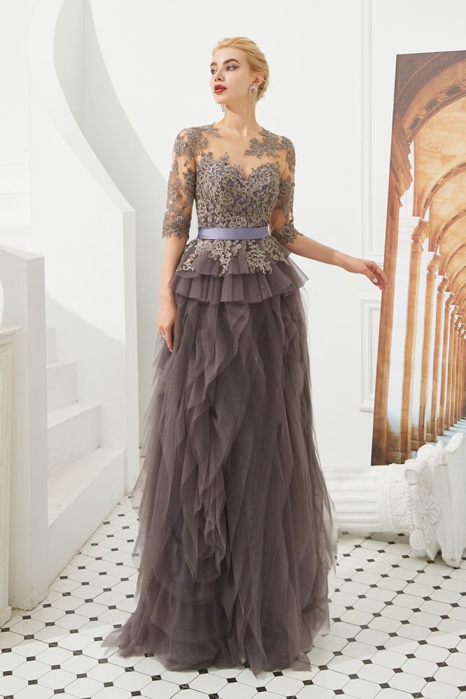 Halbarm-Ballkleid mit Blumenspitze und Pelz am Boden