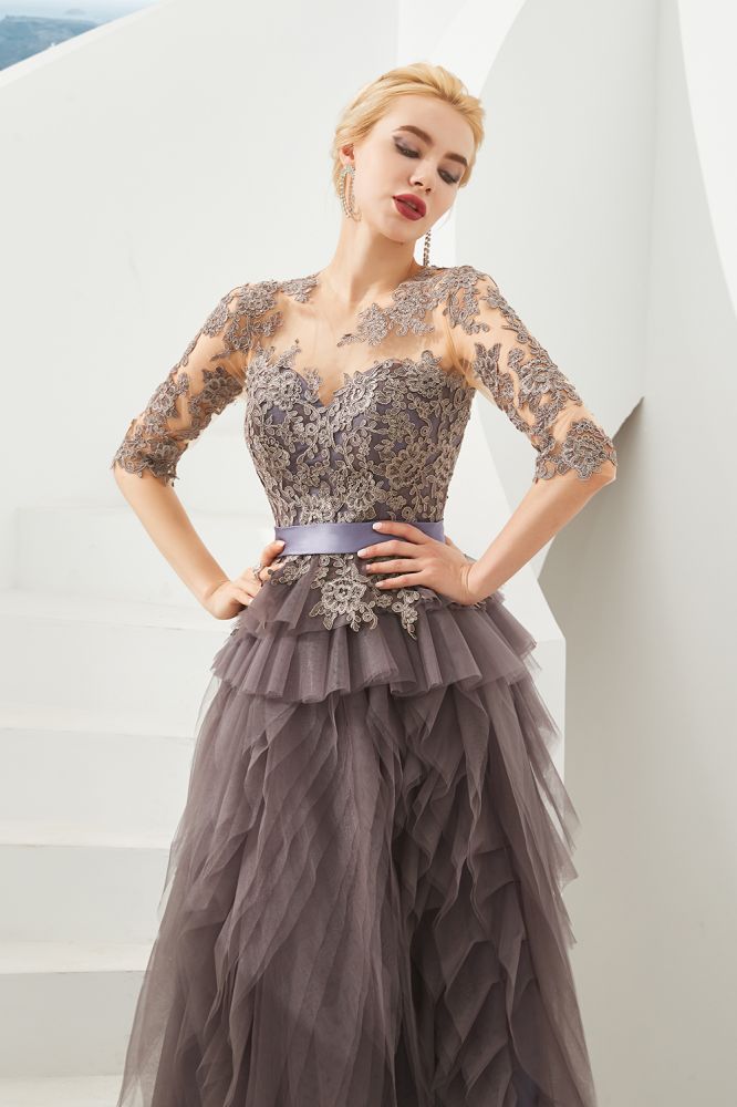 Halbarm-Ballkleid mit Blumenspitze und Pelz am Boden