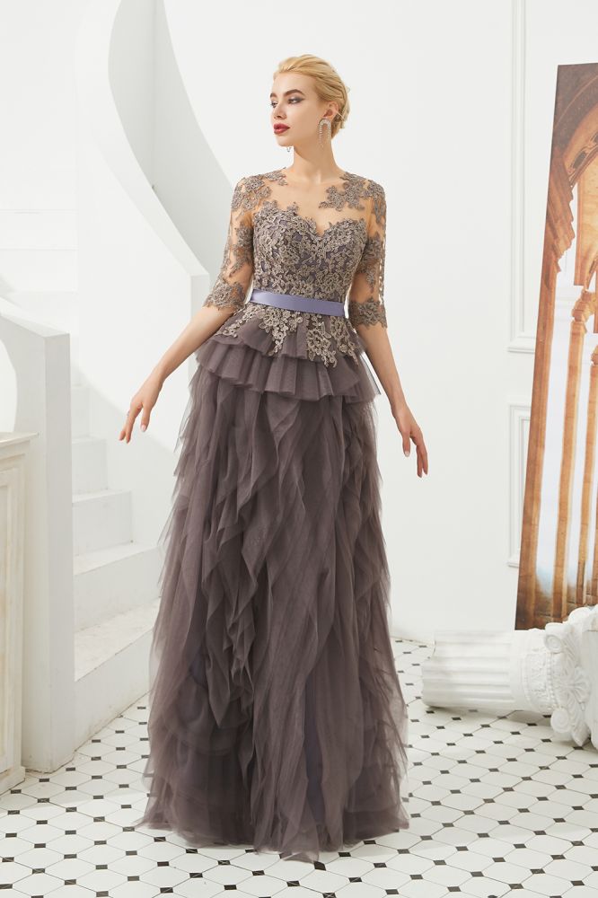Halbarm-Ballkleid mit Blumenspitze und Pelz am Boden
