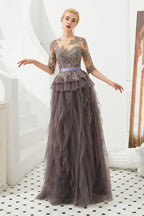 Halbarm-Ballkleid mit Blumenspitze und Pelz am Boden