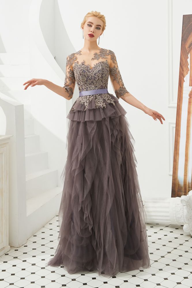 Halbarm-Ballkleid mit Blumenspitze und Pelz am Boden