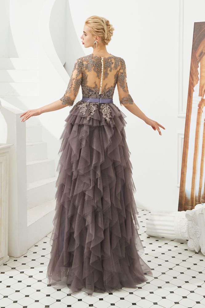 Halbarm-Ballkleid mit Blumenspitze und Pelz am Boden