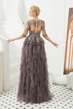 Halbarm-Ballkleid mit Blumenspitze und Pelz am Boden