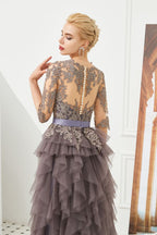 Halbarm-Ballkleid mit Blumenspitze und Pelz am Boden