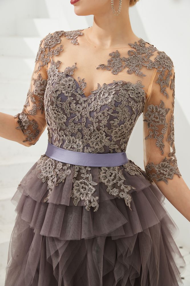 Halbarm-Ballkleid mit Blumenspitze und Pelz am Boden