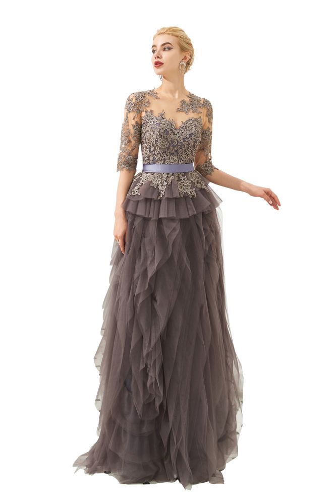 Halbarm-Ballkleid mit Blumenspitze und Pelz am Boden
