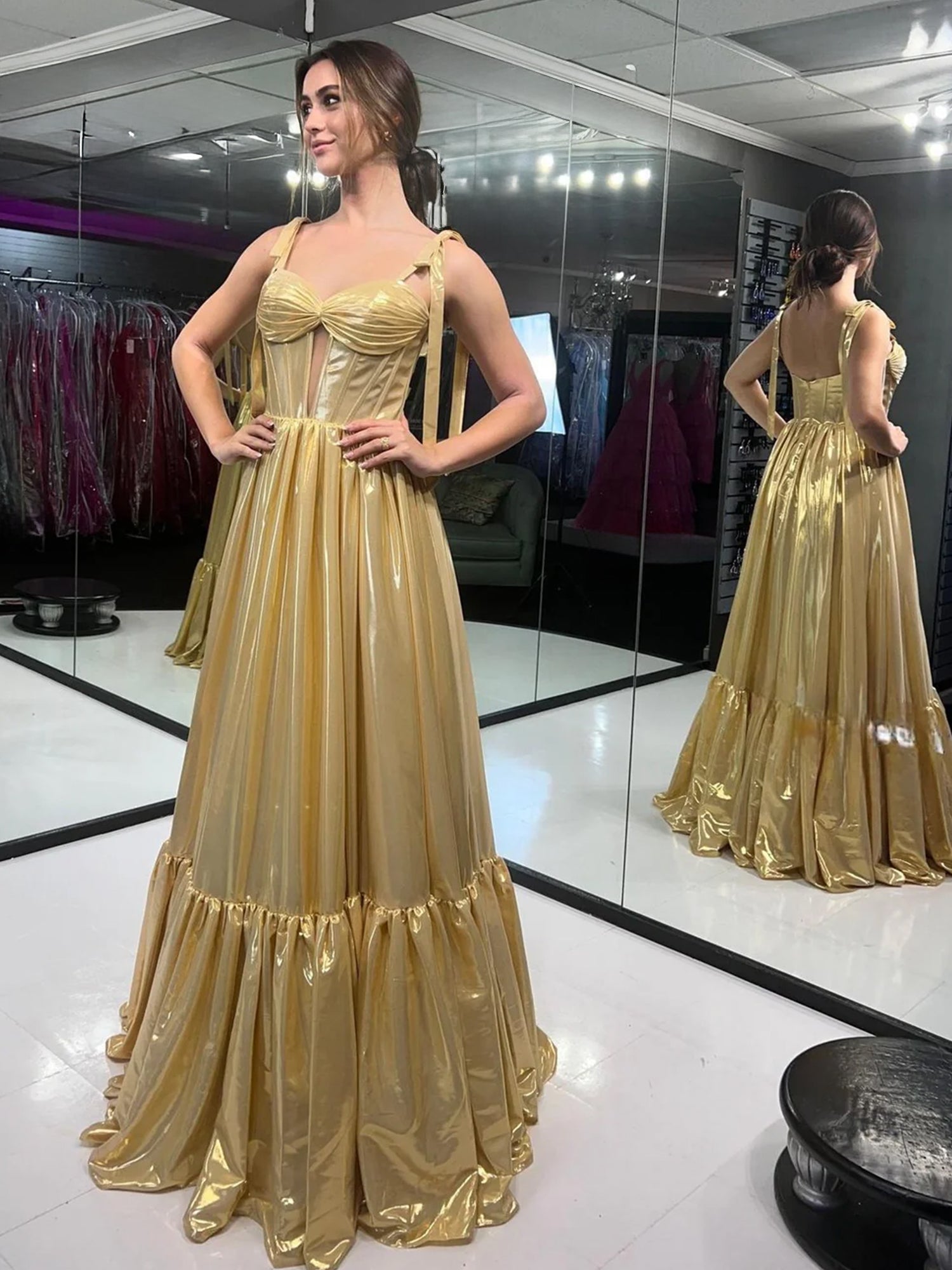 Halston | Vestido formal largo de corte A con tirantes de lazo en dorado metalizado