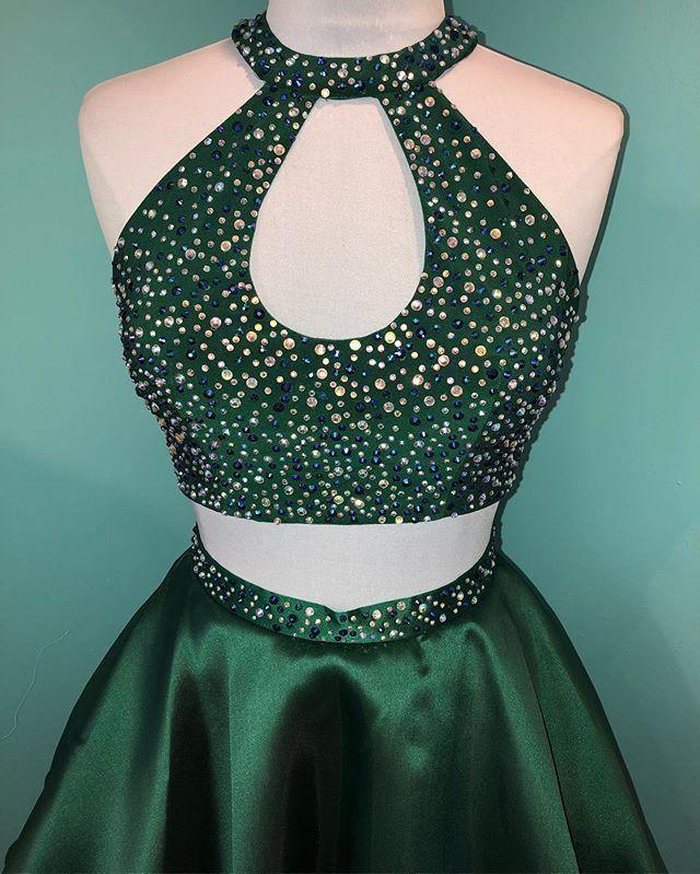 Neckholder Perlenbesetztes grünes Satin Zweiteiliges Homecoming-Kleid Kurzes Ballkleid PD358