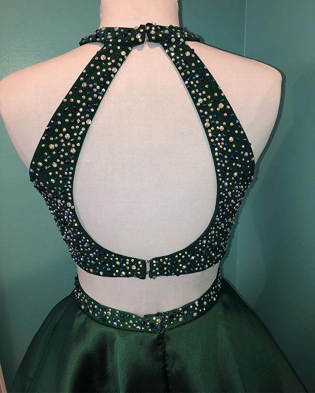 Neckholder Perlenbesetztes grünes Satin Zweiteiliges Homecoming-Kleid Kurzes Ballkleid PD358