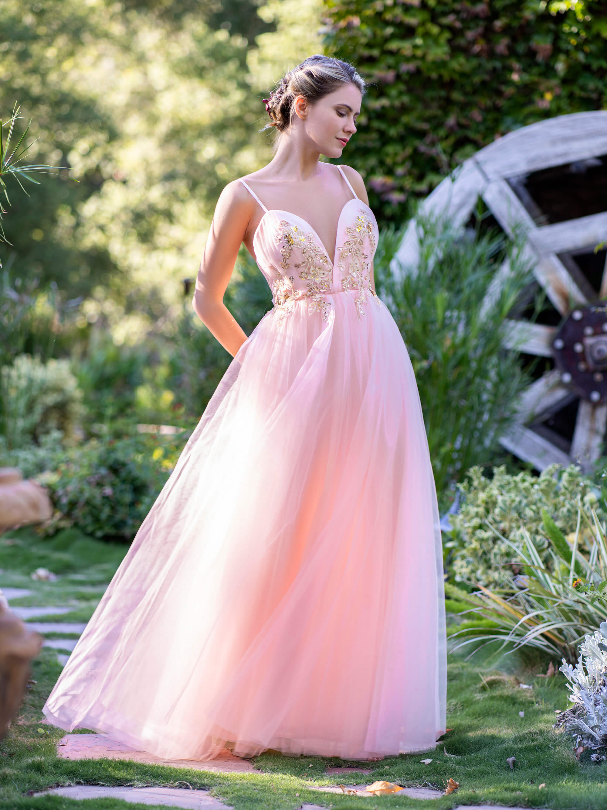 Vestido de fiesta de tul con apliques y escote en V profundo en forma de A