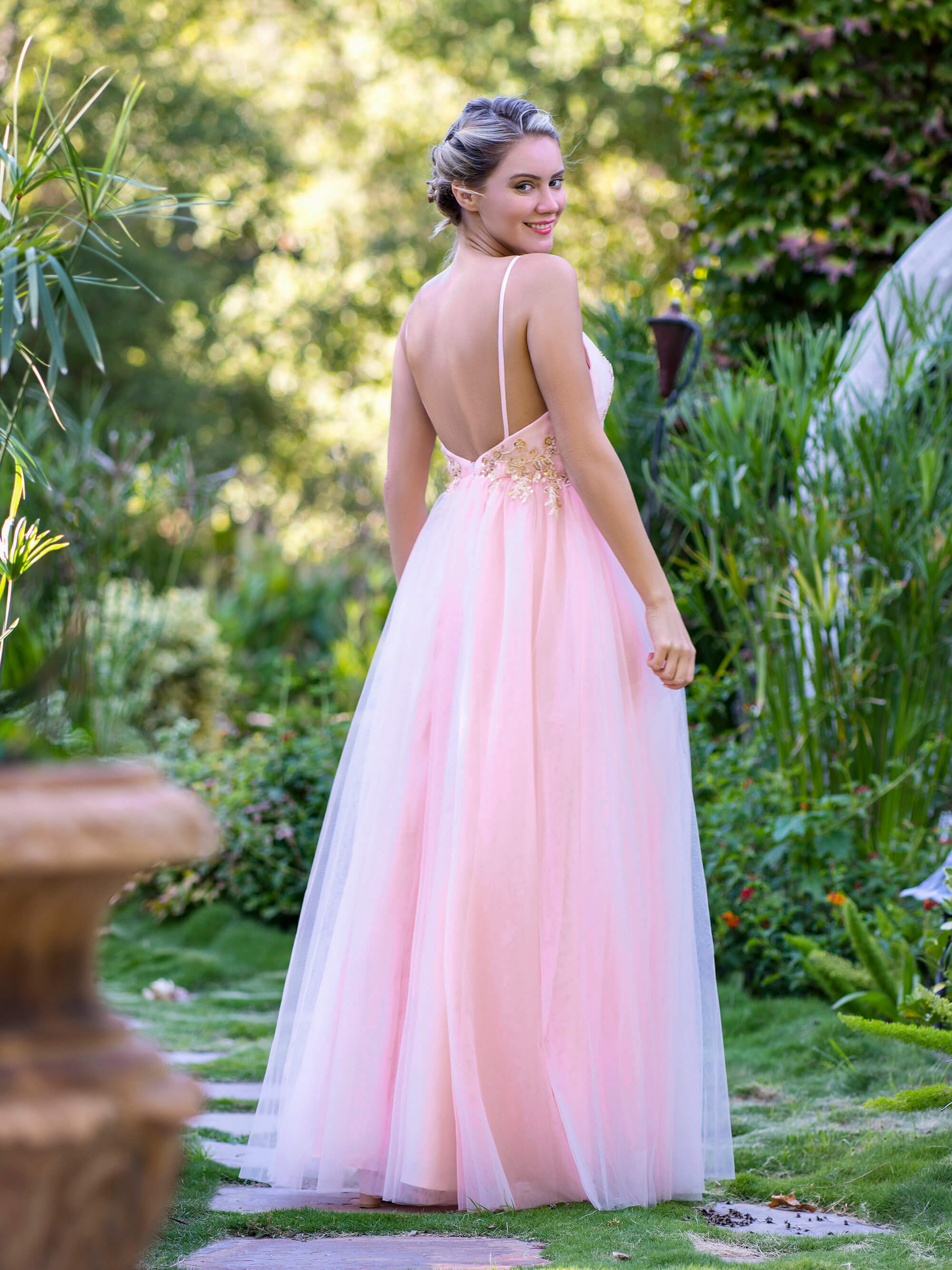 Vestido de fiesta de tul con apliques y escote en V profundo en forma de A
