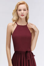 Vestidos de dama de honor de gasa burdeos con volantes y corte A sin mangas y cuello halter