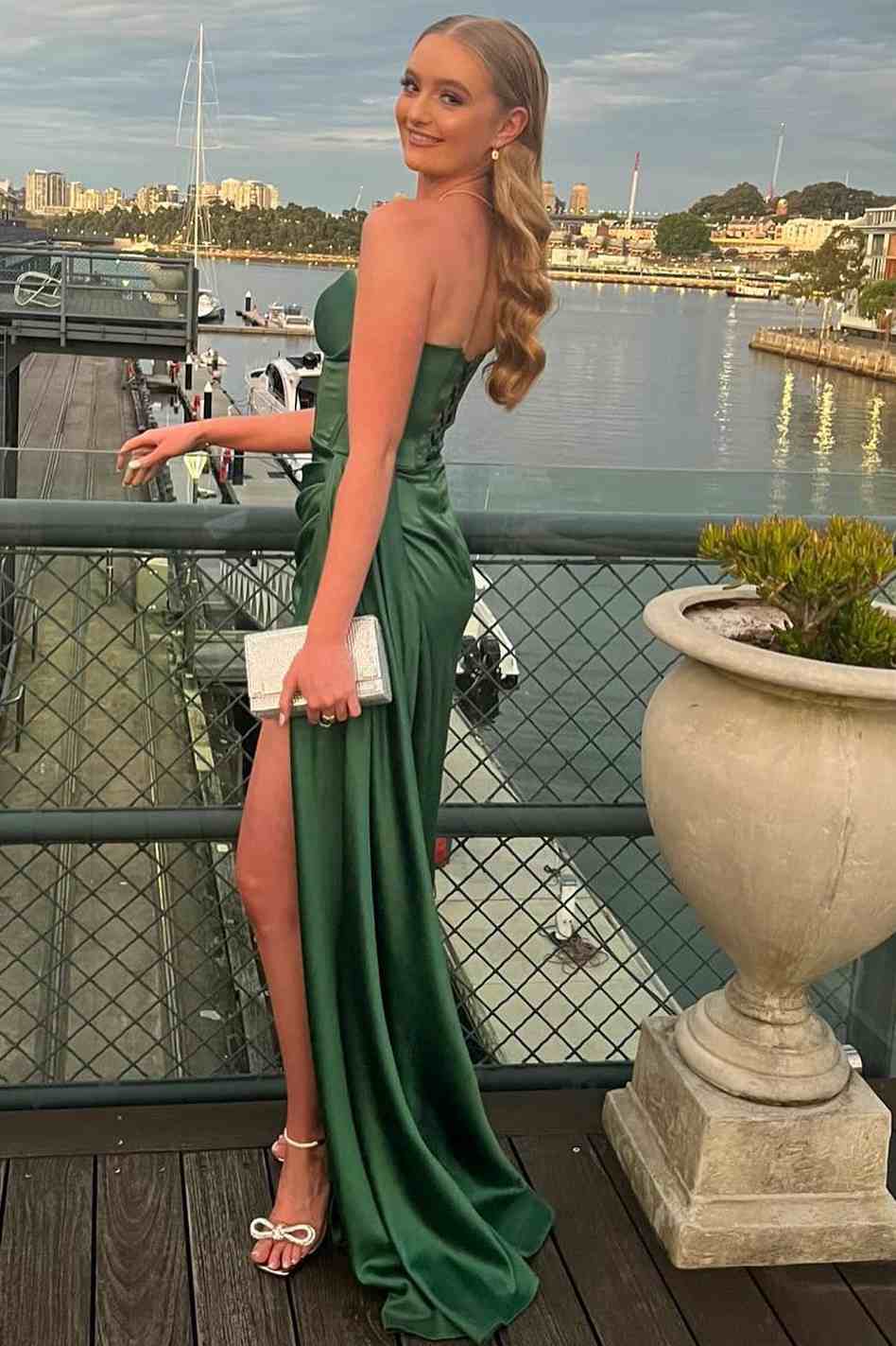 Harriet | Vestido de fiesta largo de satén con escote corazón, plisado, corte sirena y abertura alta