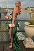 Harriet | Vestido de fiesta largo de satén con escote corazón, plisado, corte sirena y abertura alta