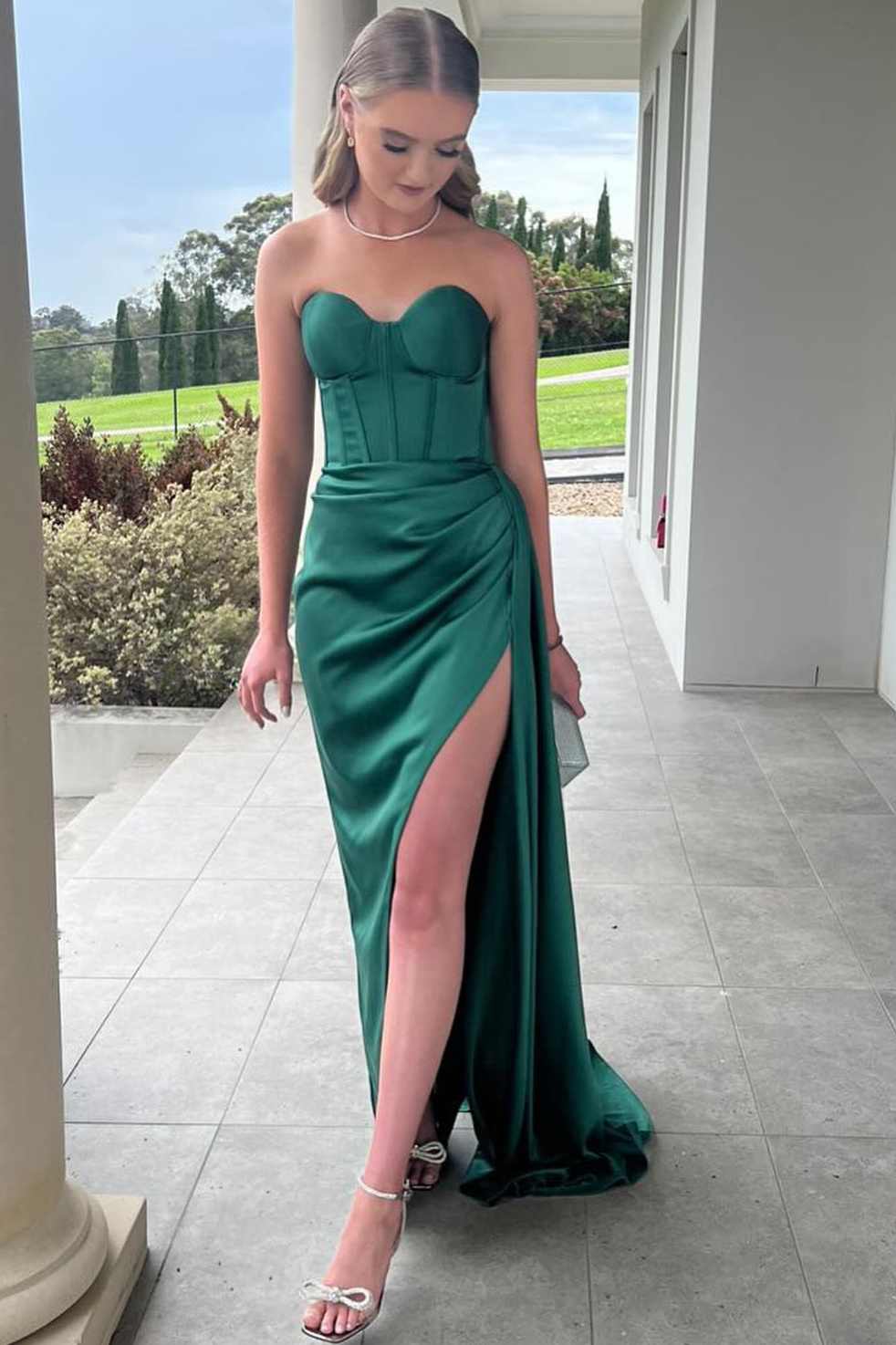 Harriet | Vestido de fiesta largo de satén con escote corazón, plisado, corte sirena y abertura alta
