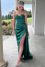 Harriet | Vestido de fiesta largo de satén con escote corazón, plisado, corte sirena y abertura alta