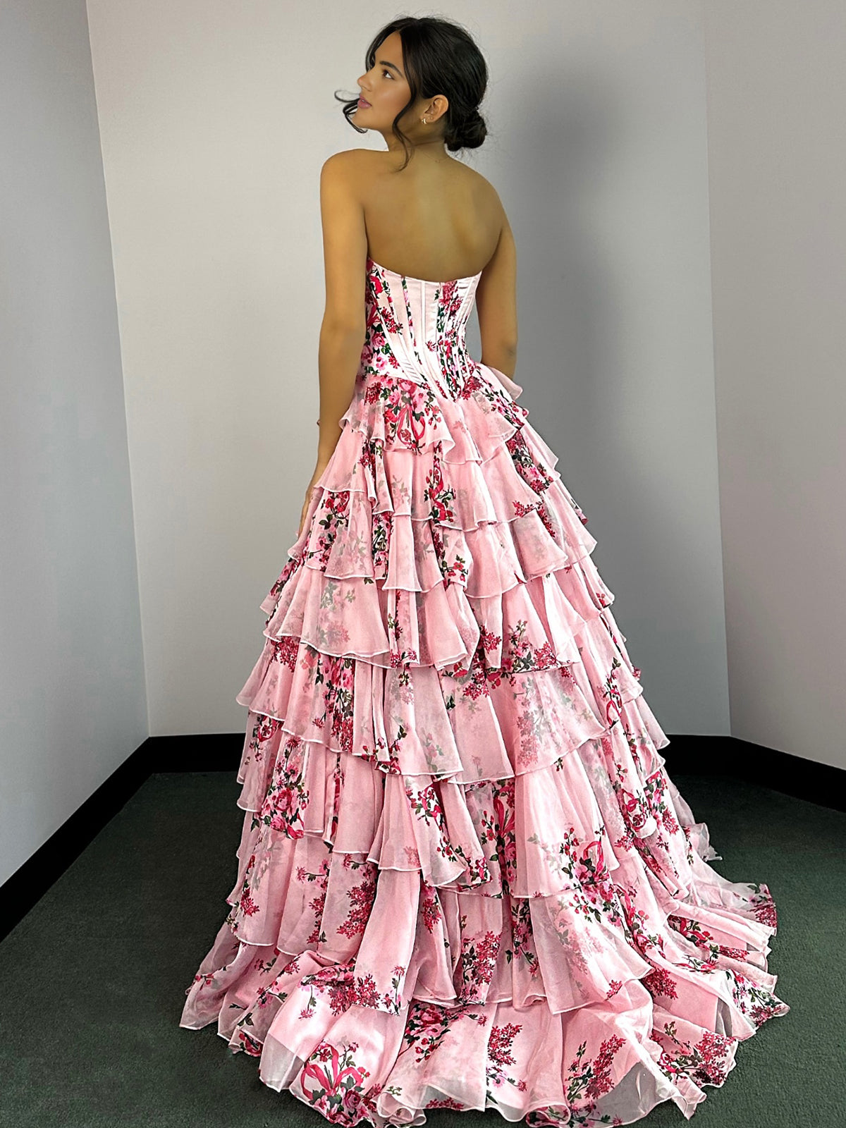 Haruko | A-Linien-Ballkleid aus Chiffon mit Blumenmuster und Rüschen in Blush und Schlitz