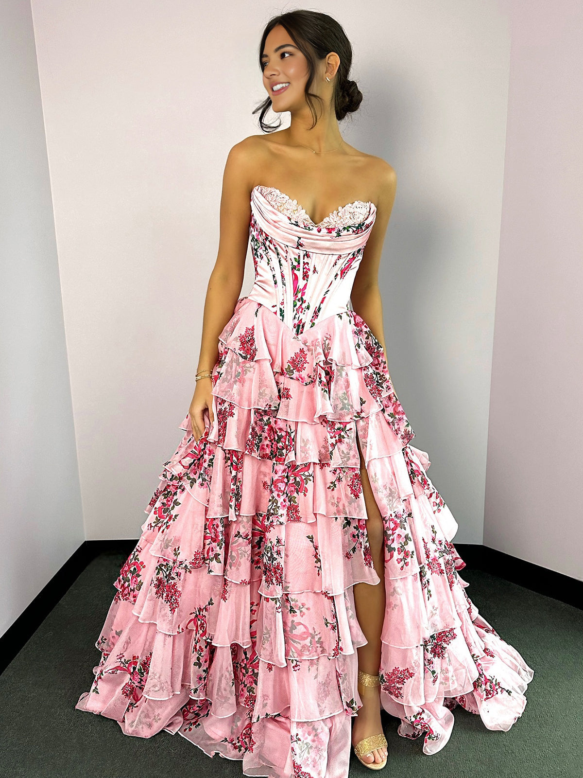 Haruko | A-Linien-Ballkleid aus Chiffon mit Blumenmuster und Rüschen in Blush und Schlitz