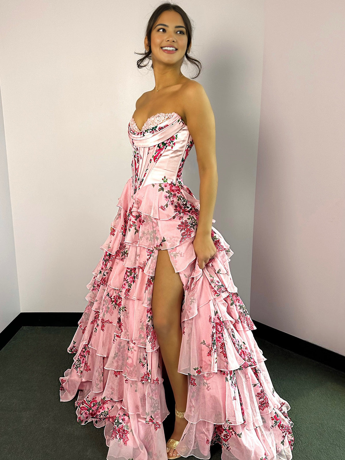 Haruko | A-Linien-Ballkleid aus Chiffon mit Blumenmuster und Rüschen in Blush und Schlitz