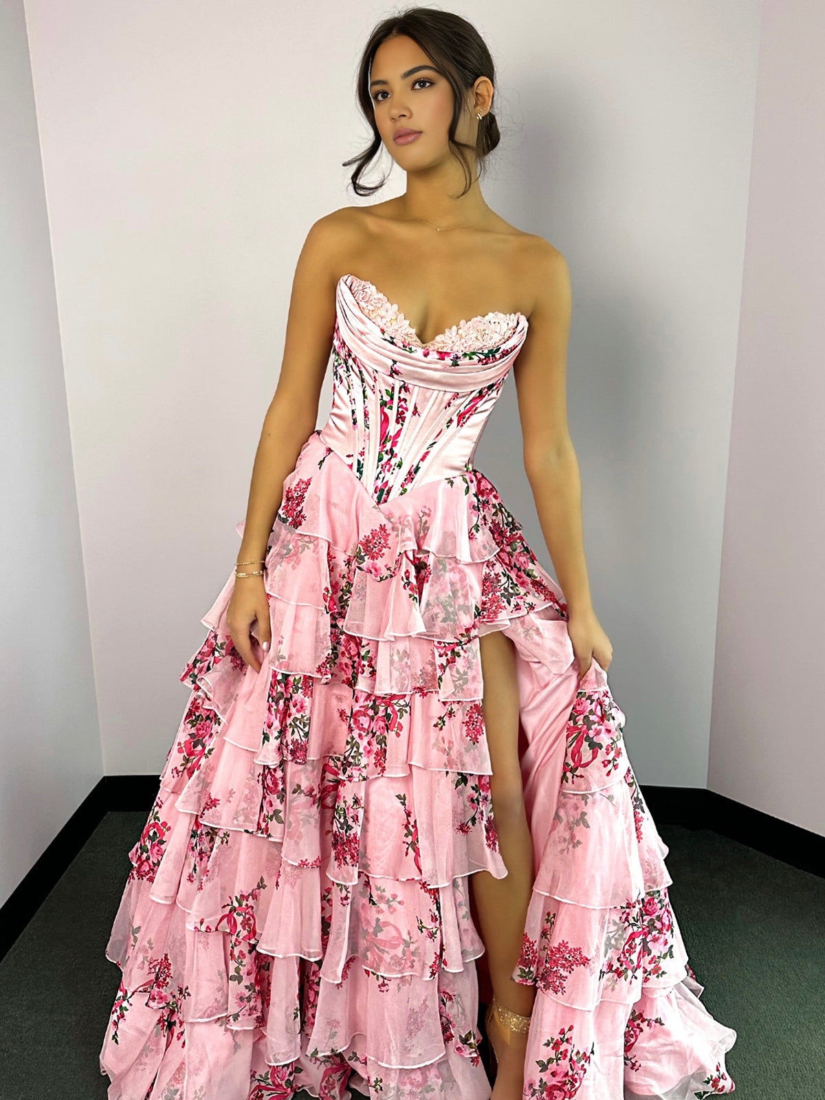 Haruko | A-Linien-Ballkleid aus Chiffon mit Blumenmuster und Rüschen in Blush und Schlitz