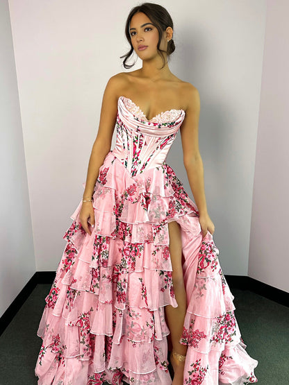 Haruko | A-Linien-Ballkleid aus Chiffon mit Blumenmuster und Rüschen in Blush und Schlitz