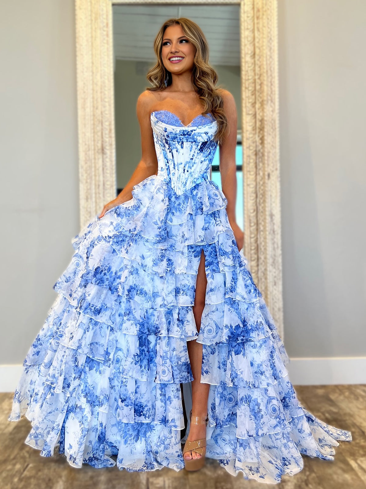 Haruko | A-Linien-Ballkleid aus Chiffon mit Blumenmuster und Rüschen in Blush und Schlitz
