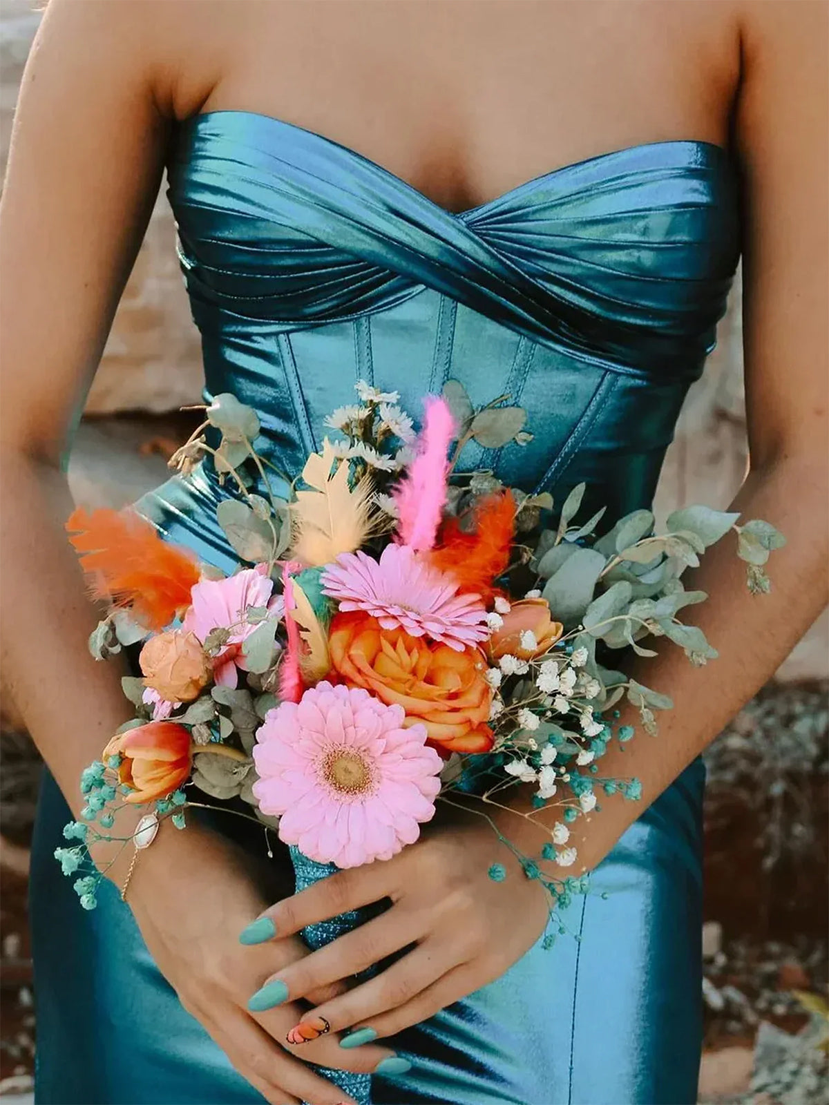 Hedda | Vestido de fiesta estilo imperio, metálico, sin tirantes, con escote corazón y abertura lateral
