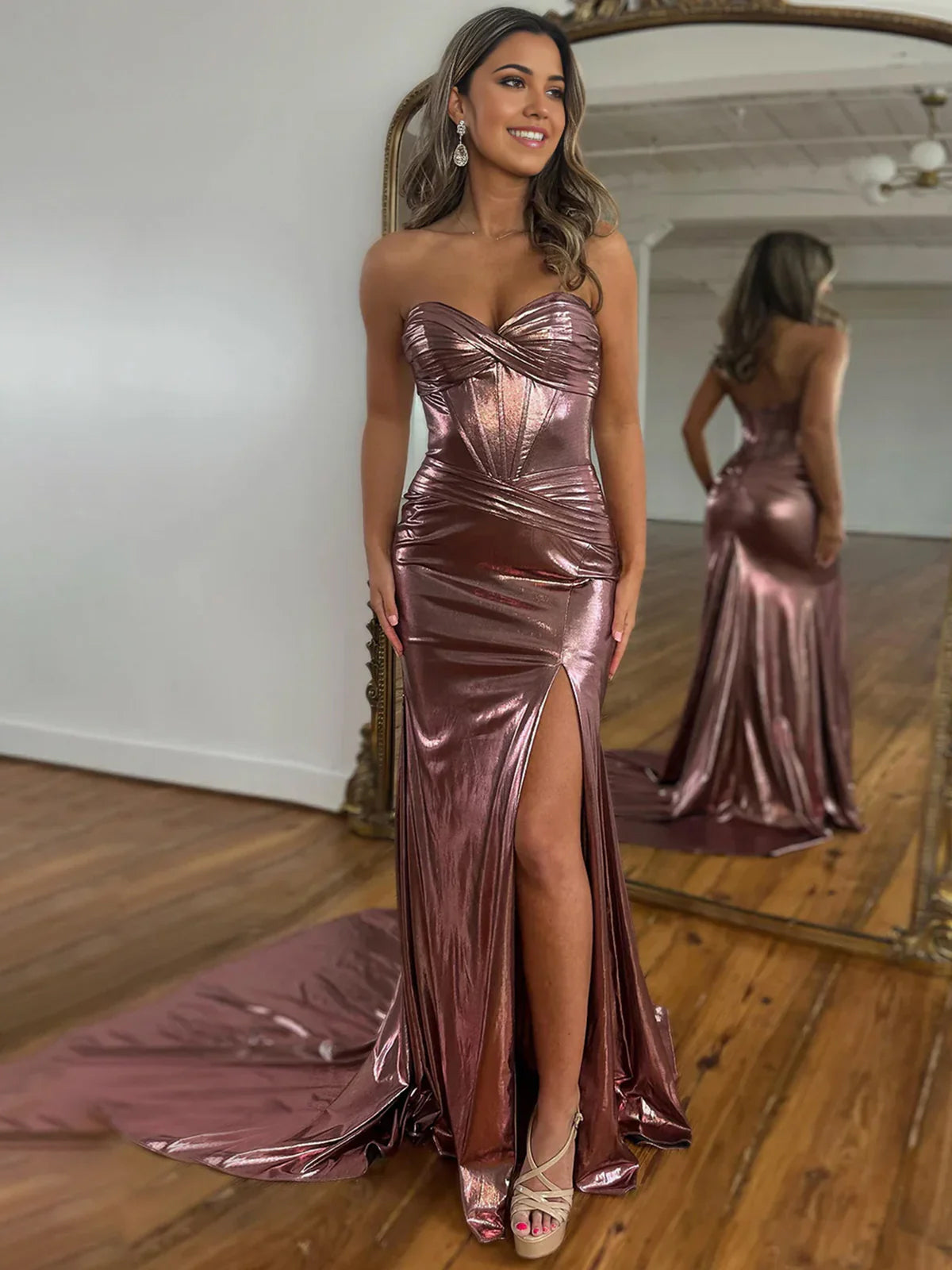 Hedda | Vestido de fiesta estilo imperio, metálico, sin tirantes, con escote corazón y abertura lateral