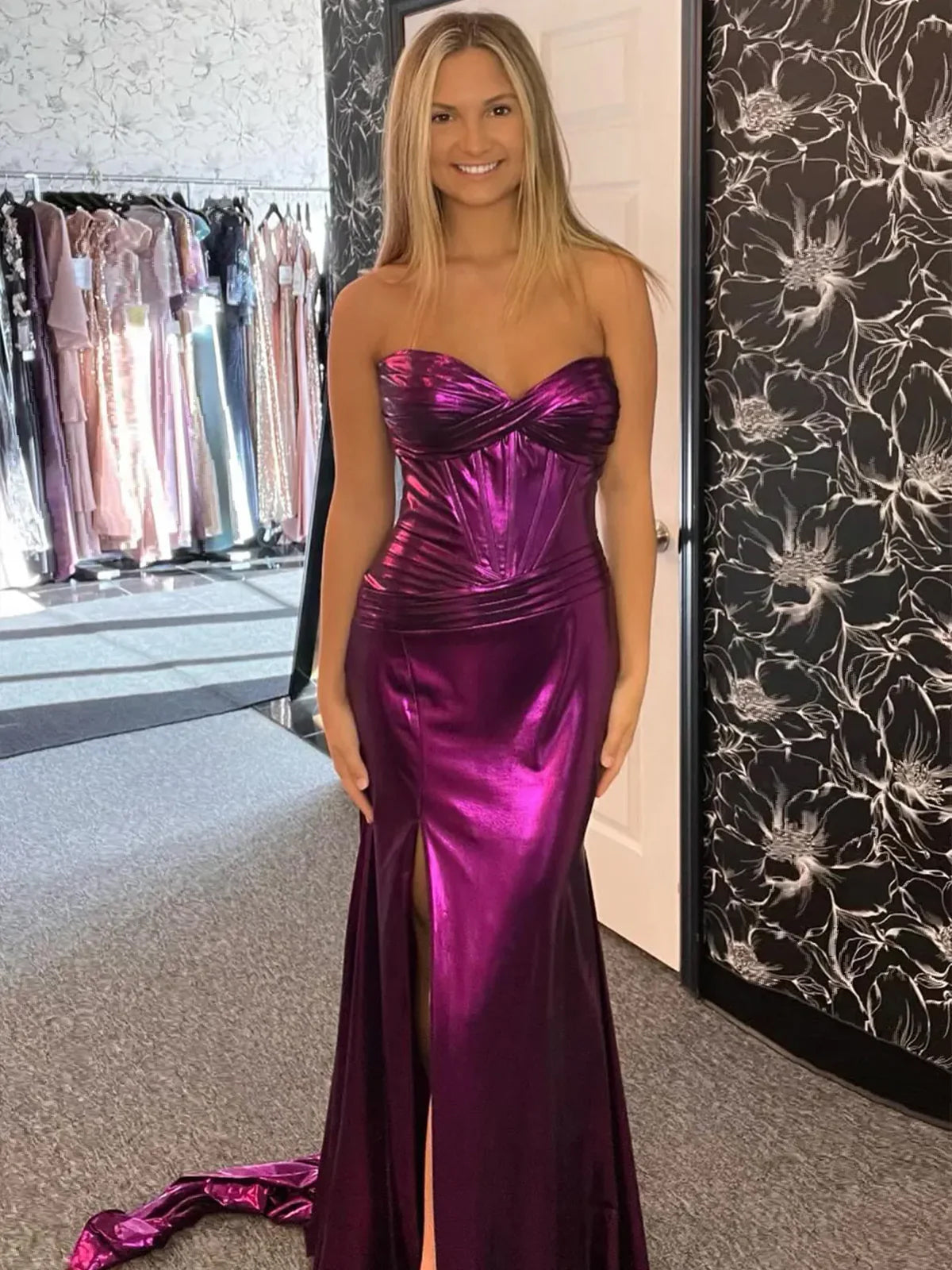Hedda | Vestido de fiesta estilo imperio, metálico, sin tirantes, con escote corazón y abertura lateral