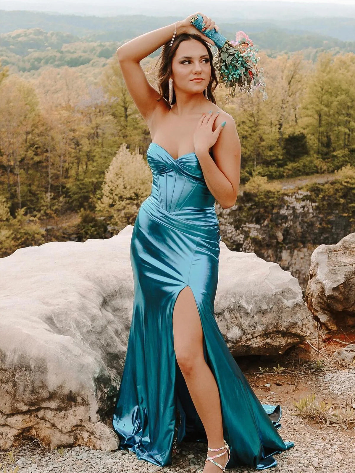 Hedda | Vestido de fiesta estilo imperio, metálico, sin tirantes, con escote corazón y abertura lateral