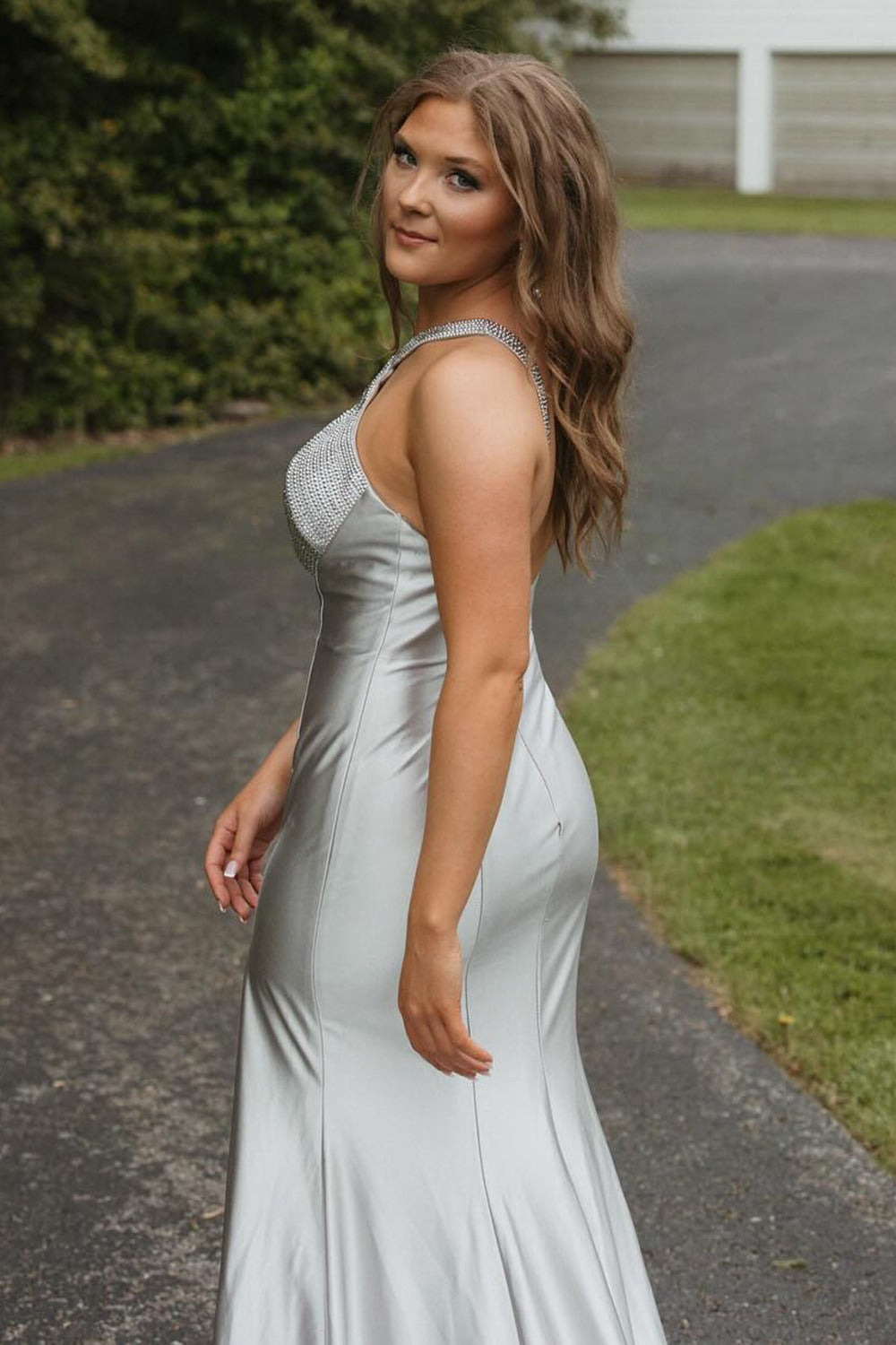 Hedy | Vestido de fiesta de satén estilo sirena con cuello halter plateado y abertura, con cuentas