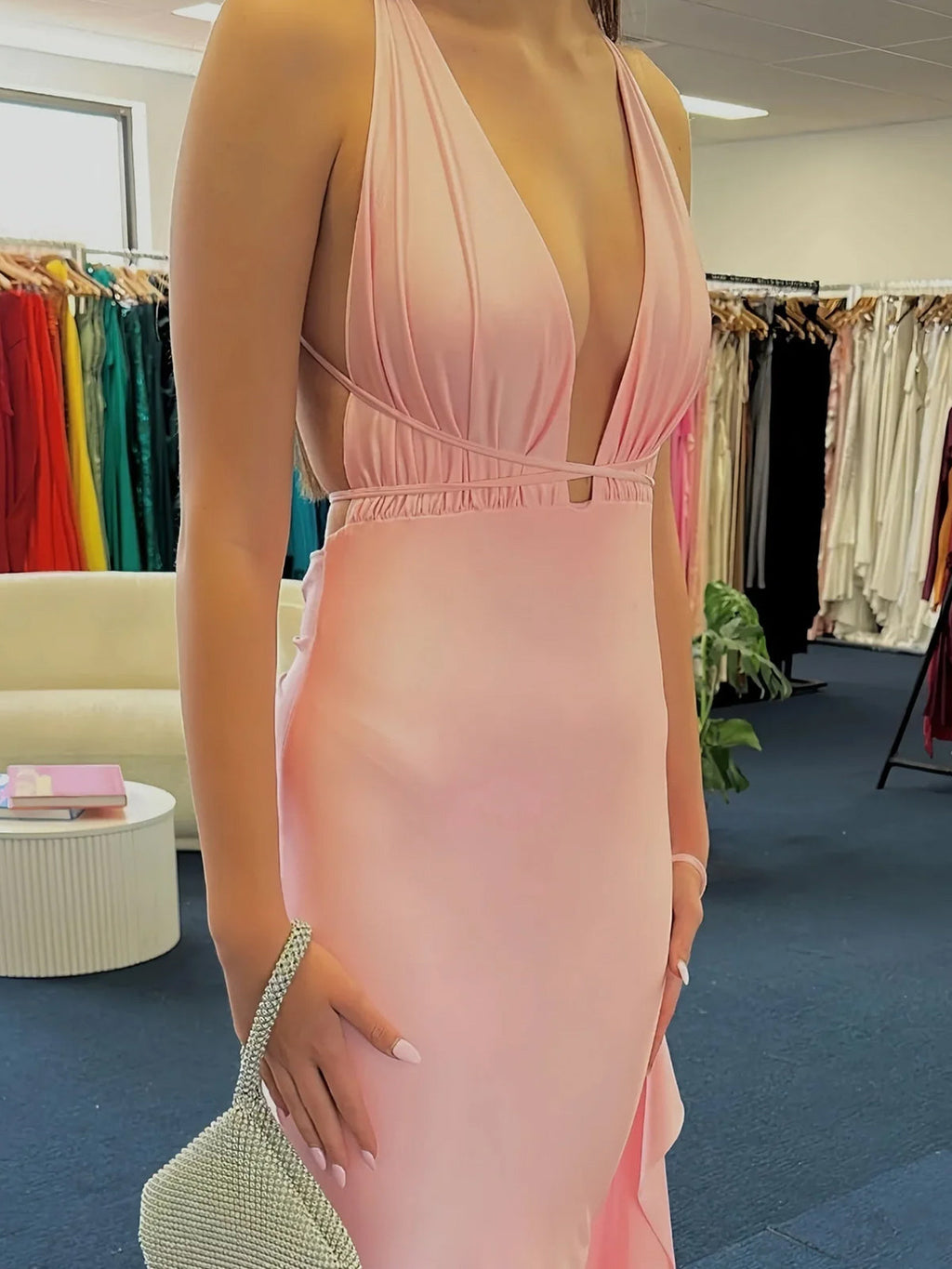 Helaina | Vestido de fiesta largo de satén estilo sirena rosa claro con escote pronunciado