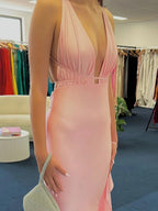 Helaina | Vestido de fiesta largo de satén estilo sirena rosa claro con escote pronunciado