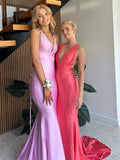 Helaina | Vestido de fiesta largo de satén estilo sirena rosa claro con escote pronunciado