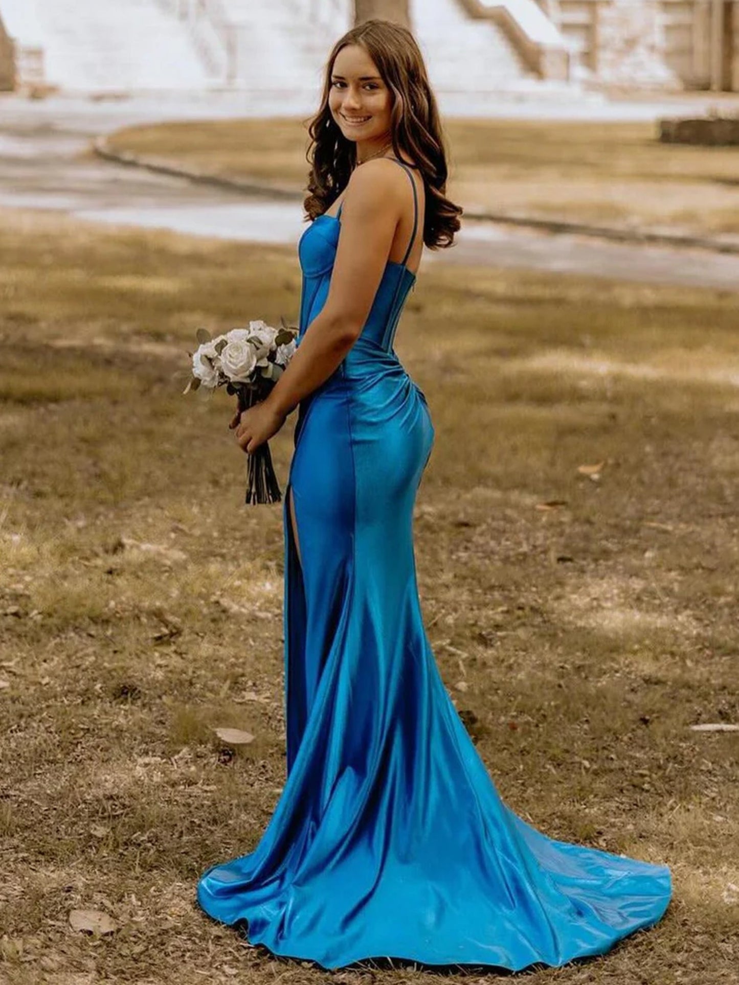 Alexia | Vestido largo formal de sirena de satén azul con abertura