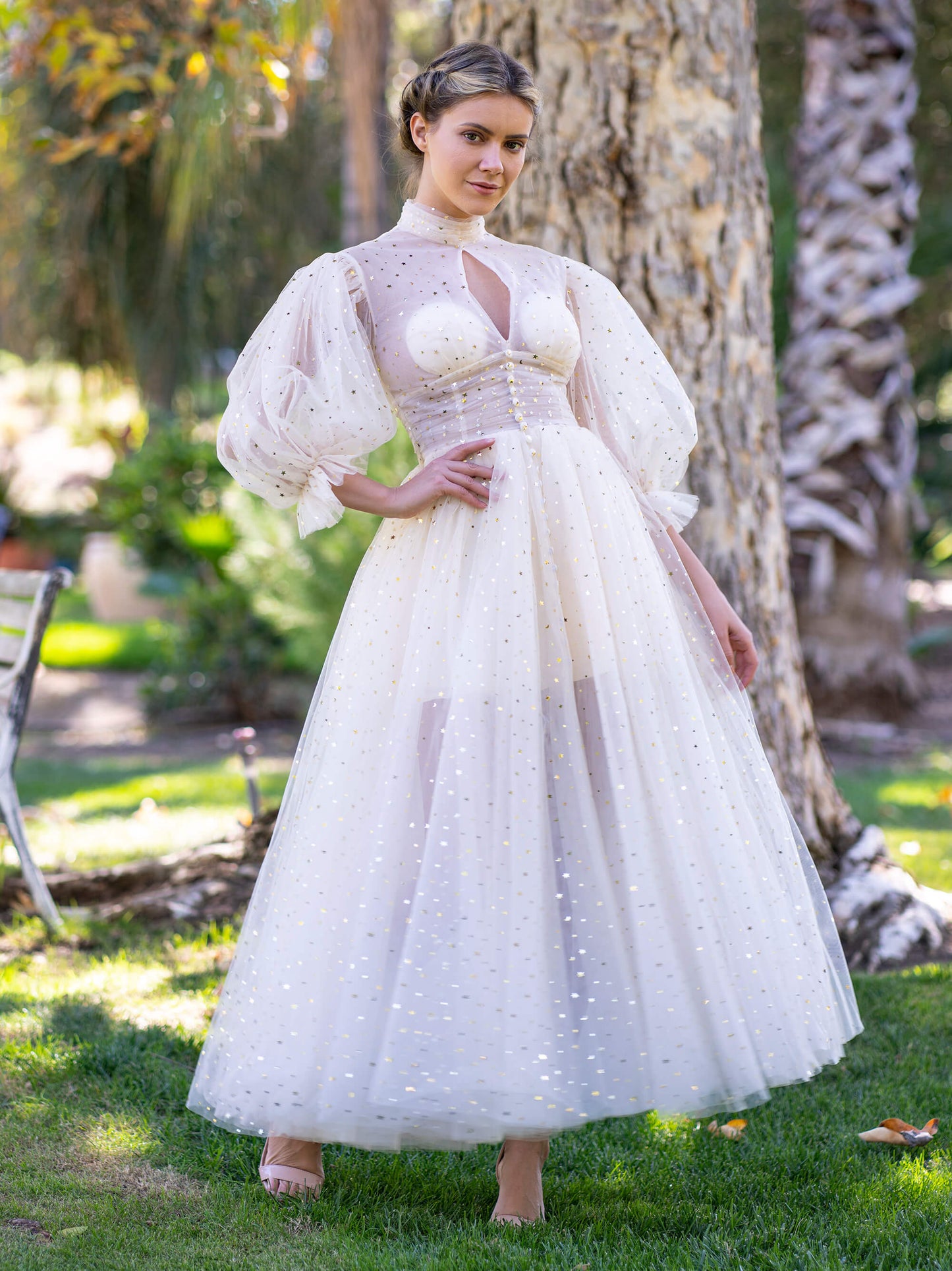 Stehkragen mit Rüschenmanschetten und Schlitz vorne am Ballkleid