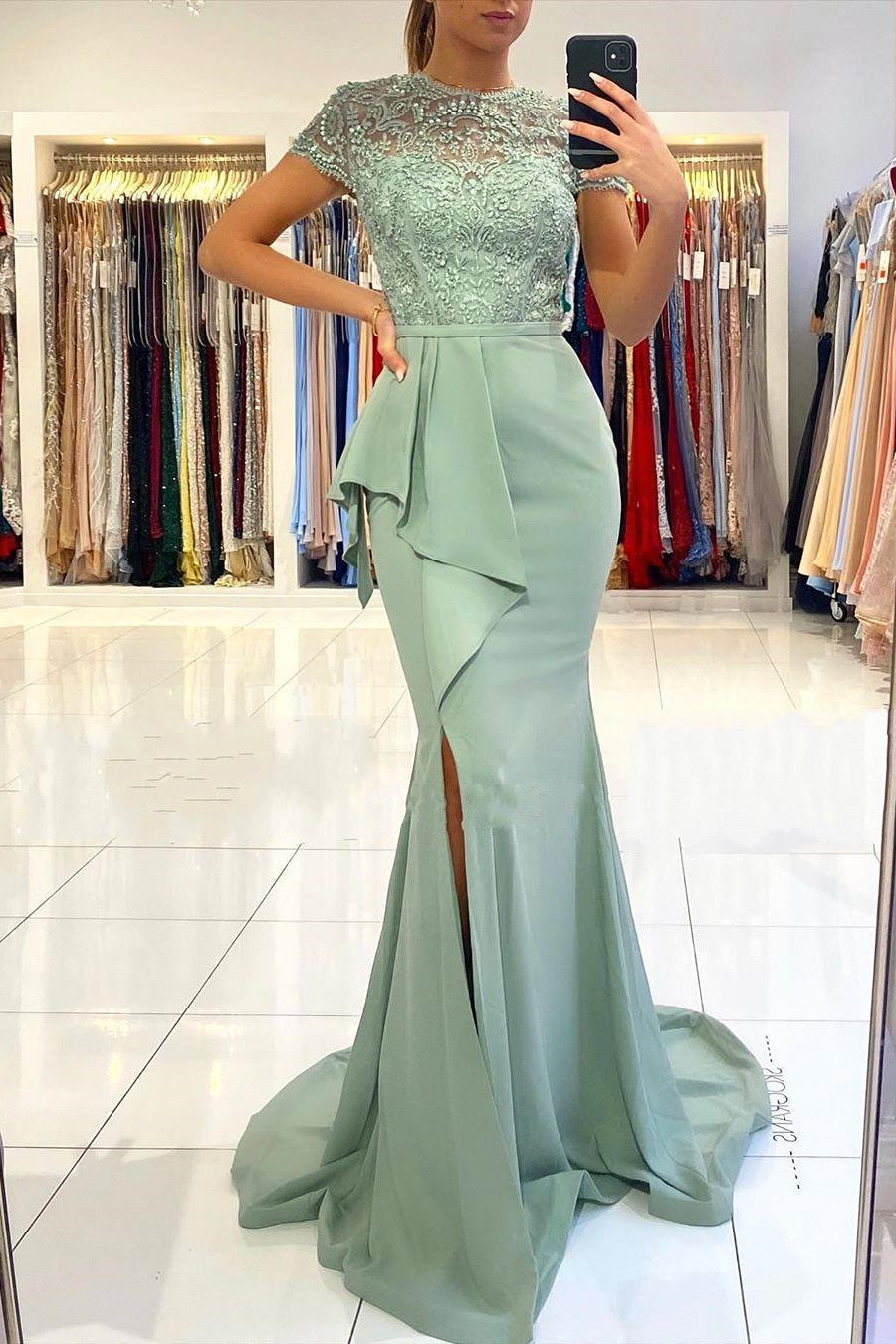 Vestido de noche con escote alto, encaje, columna, botones largos, abertura, mangas cortas
