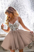 Vestido de fiesta mini con escote en V y tirantes finos y corpiño de encaje PD420