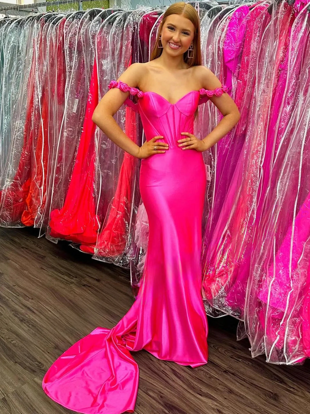Perséfone | Vestido de fiesta largo de satén estilo sirena con tirantes florales en rosa intenso