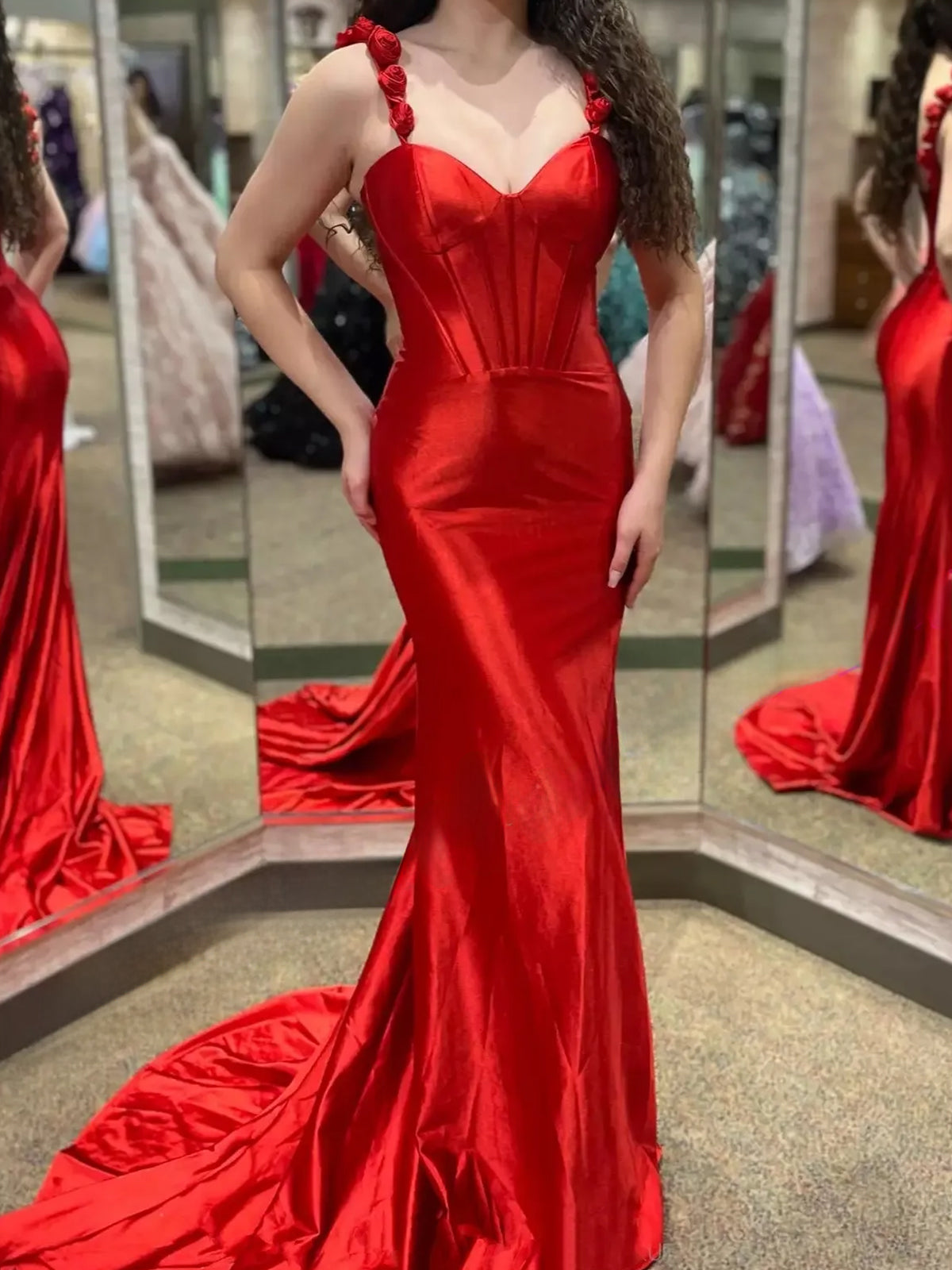 Persephone | Heißrosa Meerjungfrau-Ballkleid aus Satin mit Blumenmuster und Trägern