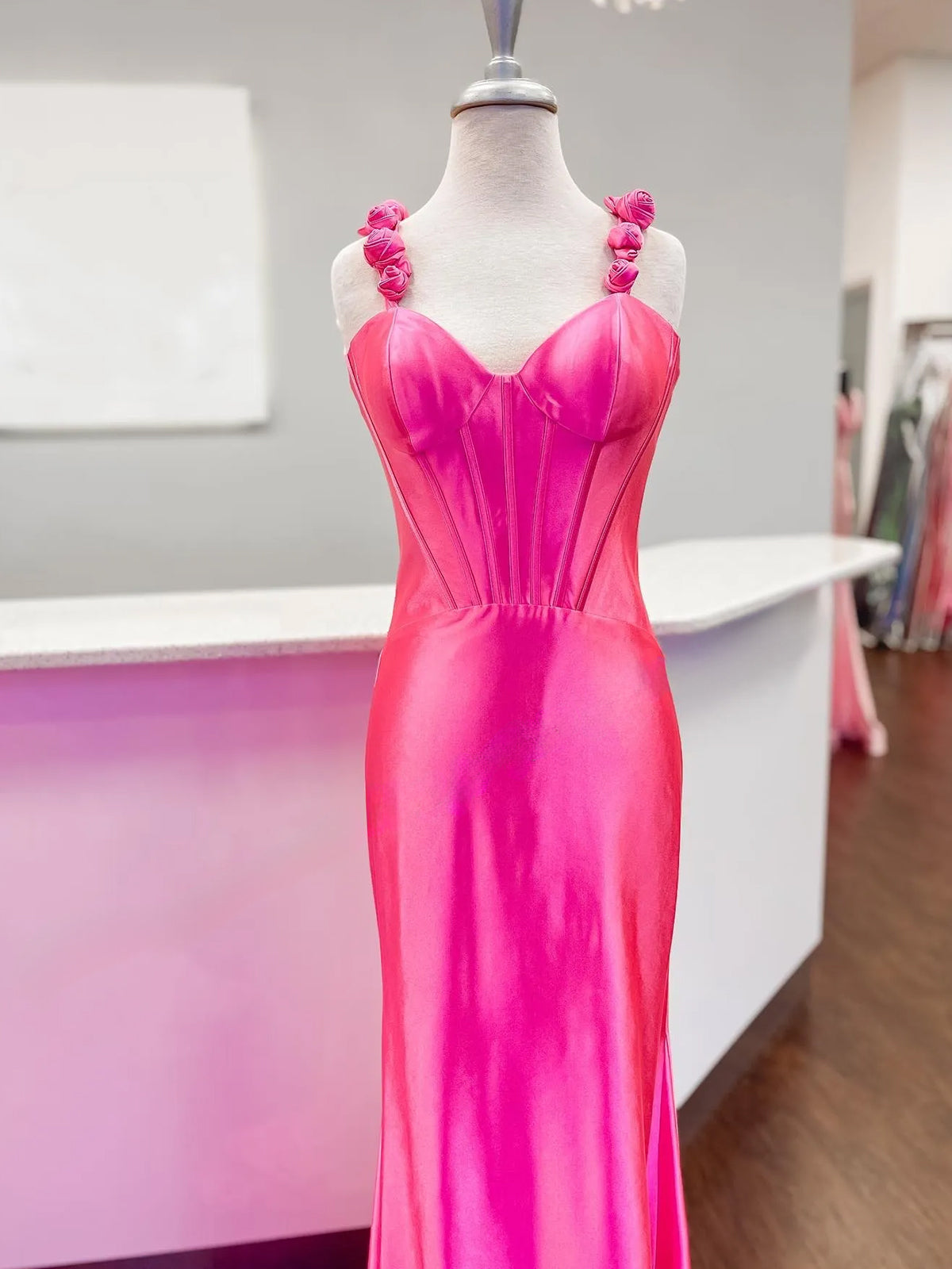 Persephone | Heißrosa Meerjungfrau-Ballkleid aus Satin mit Blumenmuster und Trägern