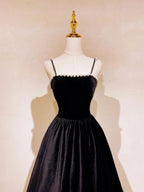 Elegante vestido de fiesta largo con tirantes finos, sin mangas y espalda descubierta con cuentas