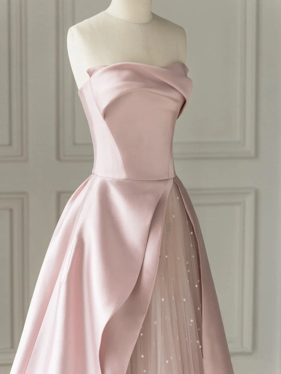Vestido de noche de satén sin mangas, corte A, largo hasta el suelo, con abertura y tul, sin tirantes.