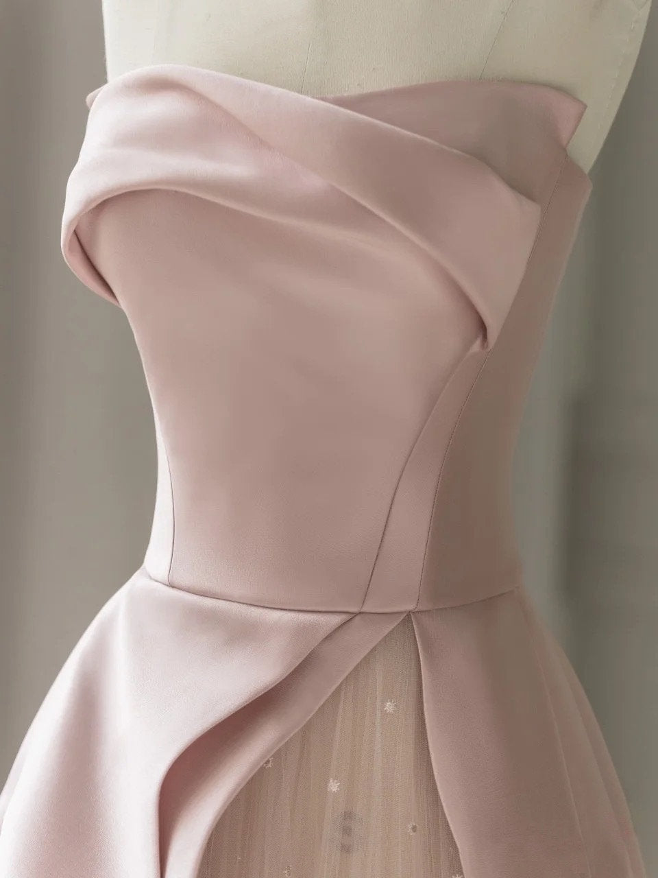 Vestido de noche de satén sin mangas, corte A, largo hasta el suelo, con abertura y tul, sin tirantes.