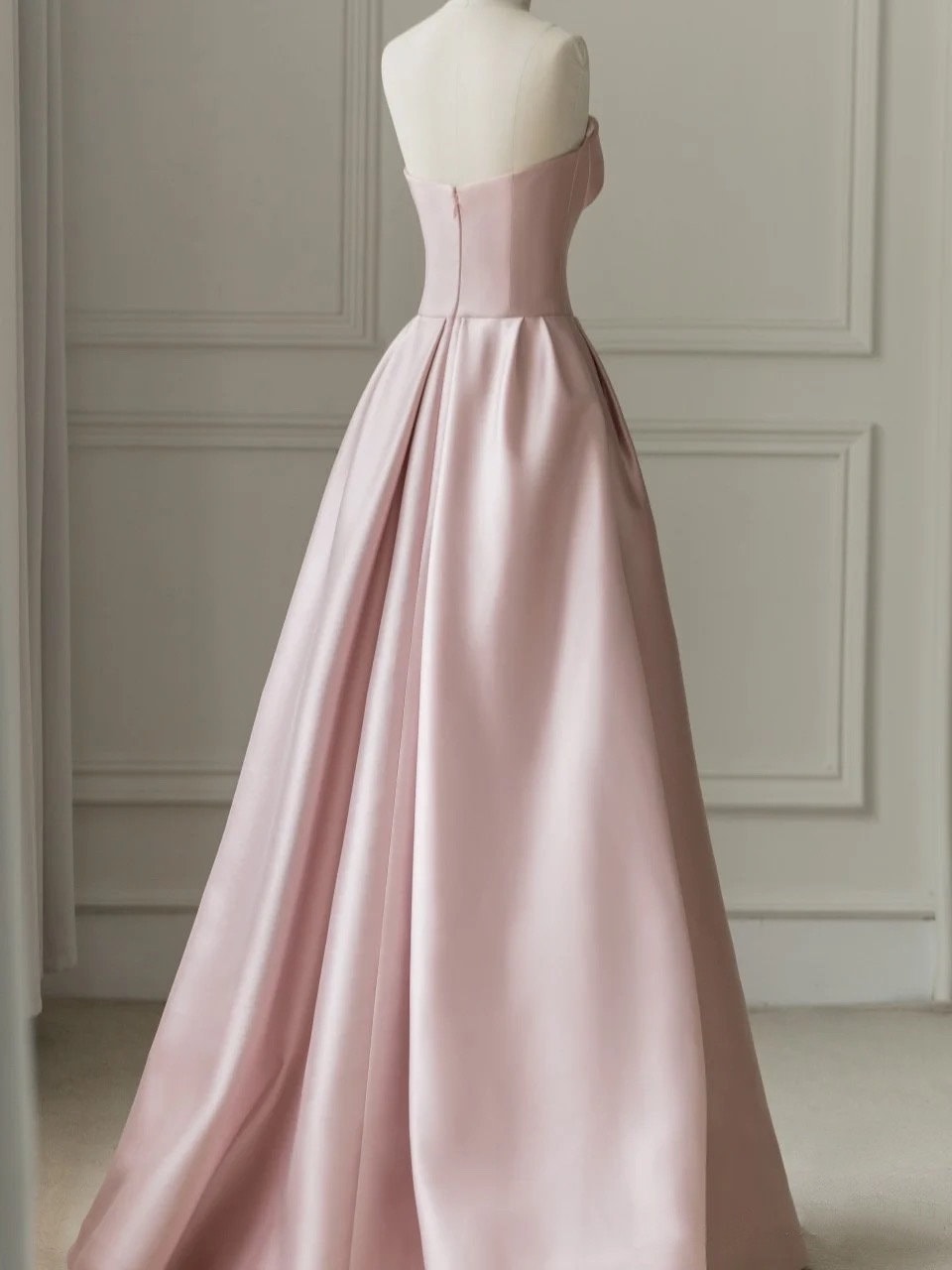 Ärmelloses, bodenlanges Abendkleid aus Satin in A-Linie mit Schlitz und trägerlosem Tüll
