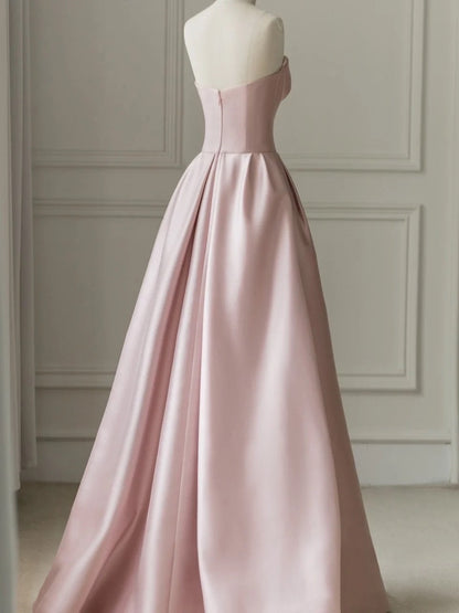 Ärmelloses, bodenlanges Abendkleid aus Satin in A-Linie mit Schlitz und trägerlosem Tüll