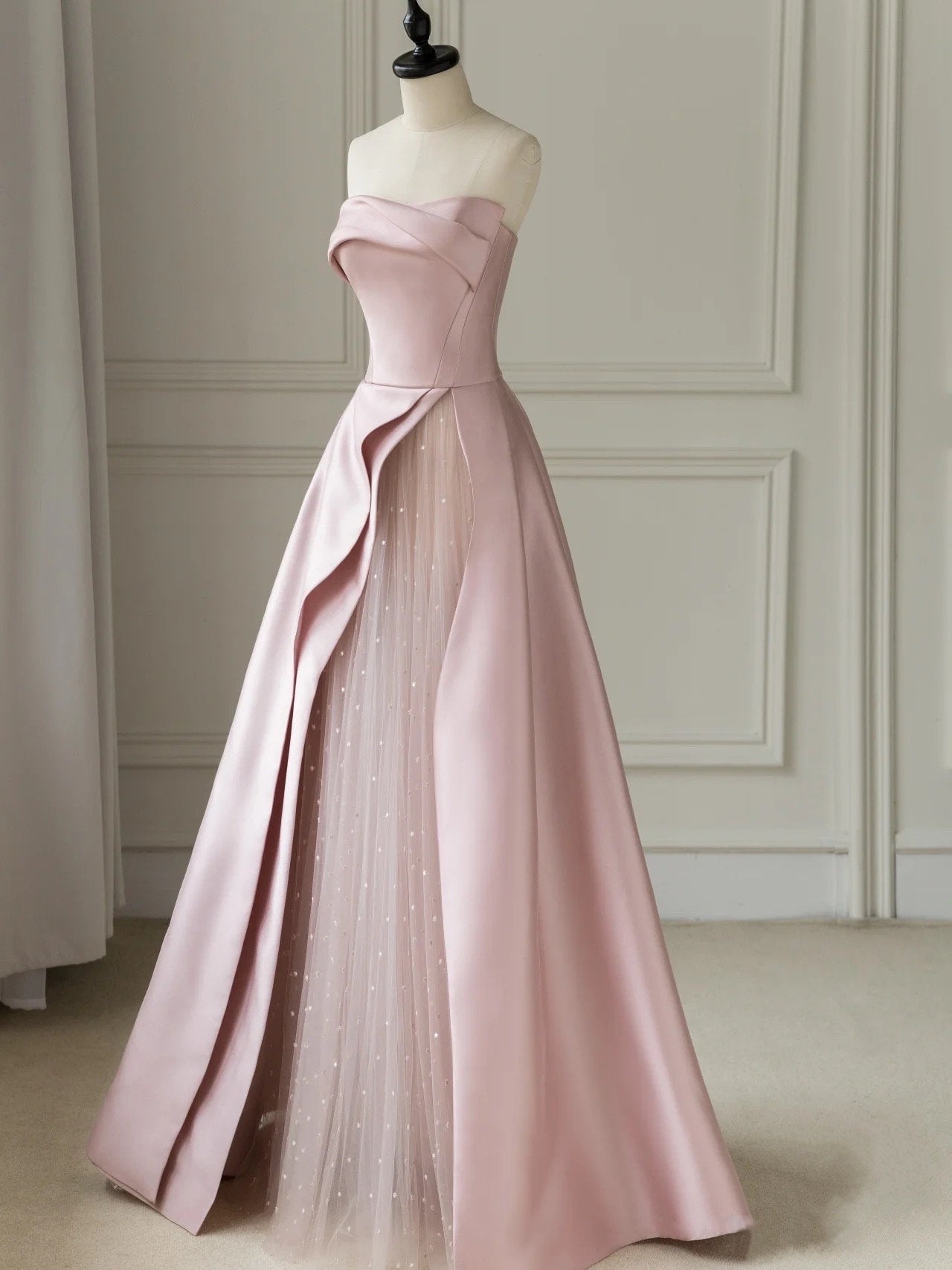 Ärmelloses, bodenlanges Abendkleid aus Satin in A-Linie mit Schlitz und trägerlosem Tüll