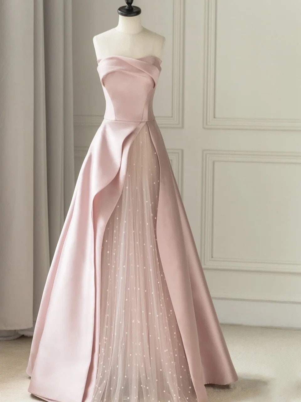 Vestido de noche de satén sin mangas, corte A, largo hasta el suelo, con abertura y tul, sin tirantes.