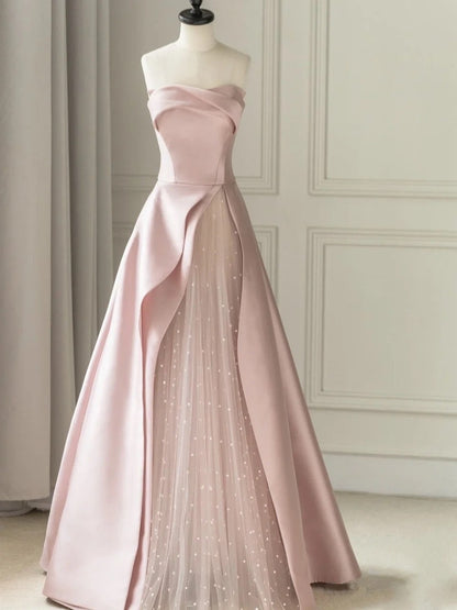 Ärmelloses, bodenlanges Abendkleid aus Satin in A-Linie mit Schlitz und trägerlosem Tüll